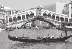 2 PONTE DE RIALTO San Marco // San Polo Die heutige Rialto-Brücke im Herzen der Stadt geht auf eine Reihe von Vorgängerbauten zurück. Der heutige Bau stammt aus dem 16.