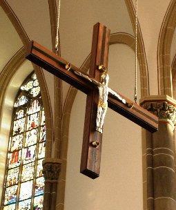 Darüber hängt das Hochkreuz, das uns den triumphierenden Christus zeigt, der für uns Sünde und Tod besiegt