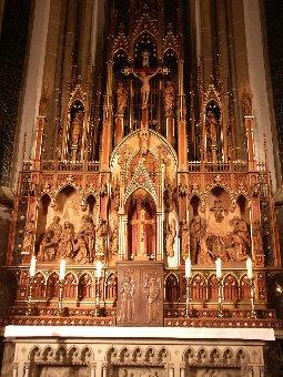 Das Tympanon (um 1190) zeigt uns die Kreuzigungsszene mit Maria und Johannes und links die hl. Margareta und rechts den hl.