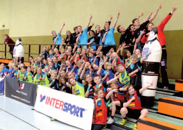 Alle Spielerinnen und Spieler des Handballcamps in der Schürkamphalle in Bentheim mit den Trainern, Trainerinnen, Betreuern und Betreuerinnen.