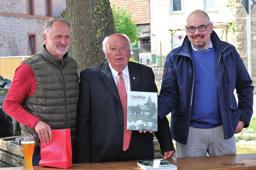 Bei der Buchvorstellung im Rahmen der Maifeier dankte er seinem Partner Heinz Jülichs, der vor allem für das Layout verantwortlich war und dessen Familie für die gute Zusammenarbeit.