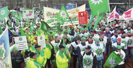 000 Landesbeamte Sachsen-Anhalts Unter der Losung: Wir pfeifen auf die Sparpolitik der Landesregierung! protestierten am 23. Januar 2007 über 2.