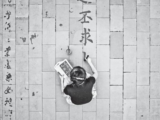 Ephemere Schriftkunst auf dem Bürgersteig François Chastanets Dokumentarfotos über Wasser-Kalligrafie in chinesischen Städten China Dimensionen des Wandels Schönschreiben war gestern denken wohl die