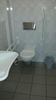 Bewegungsfläche vor dem WC - Breite: 100 cm Bewegungsfläche vor dem WC - Tiefe: 150 cm Höhe des Toilettensitzes (ohne Deckel): 51 cm Haltegriff links vom WC.
