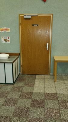 Lichte Breite der Tür: 160 cm Kleinere Bewegungsfläche vor/hinter der Tür - Breite: 160 cm Kleinere Bewegungsfläche vor/hinter der Tür - Tiefe: 200 cm Tür vom Speisesaal zum WC-Flur