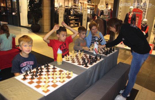 Schon vor dem zweiten Training fuhren 9 Kids mit ihrem Lehrer und einer Mama, sowie mir zum Einkaufszentrum Citti, um an einer Schachveranstaltung teil zu nehmen.