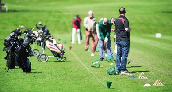 EINSTEIGER GOLFERLEBNISKURS Erlernen Sie in kleinen Gruppen unter professioneller Anleitung die ersten Golfschwünge mit Schläger und Ball.