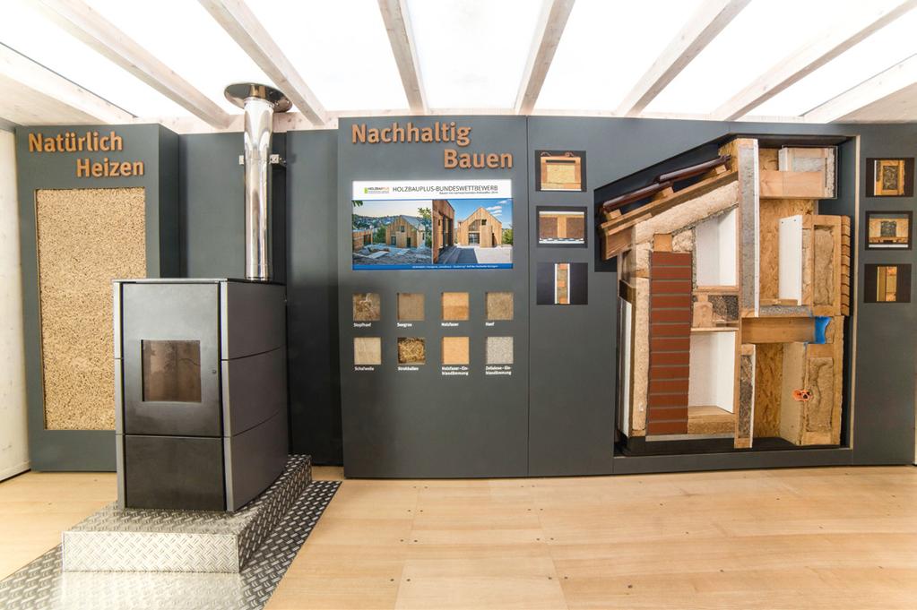 Natürlich Heizen: Mit Holz kann man klimaneutral heizen, das zeigt auch der moderne Holzpelletofen, welcher in die Ausstellung integriert wurde.