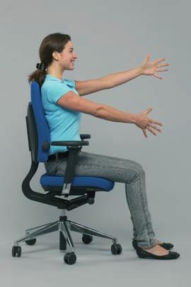 Übungen für zwischendurch Gut für Arme, Hände und Finger (1) Fotos und Texte: VBG Hamburg Setzen Sie sich gerade auf Ihren Stuhl, strecken Sie die Arme lang nach vorne.