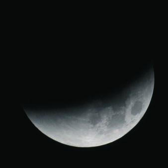 Wahrnehmungen und Gedanken UDO BACKHAUS Die bewusste Beobachtung einer Mondfinsternis ist immer wieder faszinierend und kann zu vielfältigen astronomischen und optischen Überlegungen anregen.