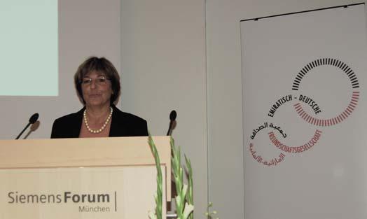 Ulla Schmidt, Bundesministerin für Gesundheit, wies auf die gewachsene strategische Bedeutung der deutsch-emiratischen Beziehungen hin und erinnerte an die Gastfreundschaft, die sie bei ihrem Besuch