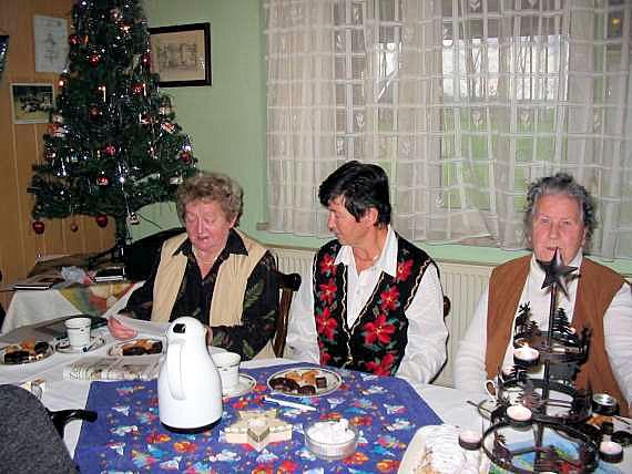 Unterm Weihnachtsbaum begrüßt Inge Hartwig als Vorsitzende ihre Schäfchen recht herzlich Im weihnachtlichen Flair bot sich der Veranstaltungsraum den Besuchern und damit waren die Mitglieder sogleich