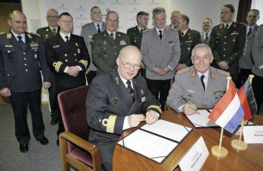 Remco Blohm, und der Inspekteur des Sanitätsdienstes der Bundeswehr, Generaloberstabsarzt Dr.