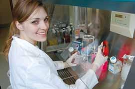 8 Tätigkeitsbericht 2010 tätigkeitsbericht 2010 Proteininteraktionen und hiv Die Nachwuchsgruppe Virus-Pathogenese entwickelte eine neue Methode, die Proteininteraktionen in lebenden Säugetierzellen