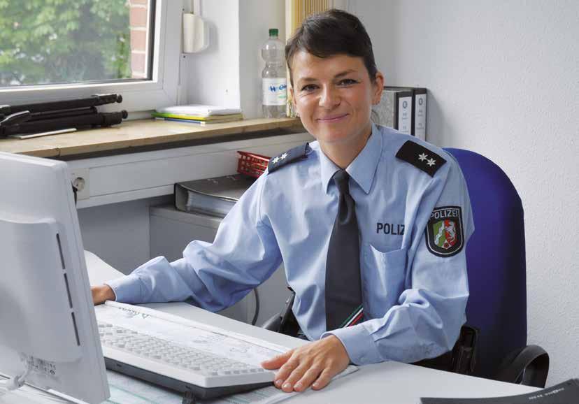 Ein Tag im Leben Ein Tag im Leben von Katharina Sikora Polizeioberkommissarin in der Dienststelle Beckum 4:50 Uhr: Der Wecker klingelt, ich ziehe mich an, mache mich fertig und gehe noch eine kleine