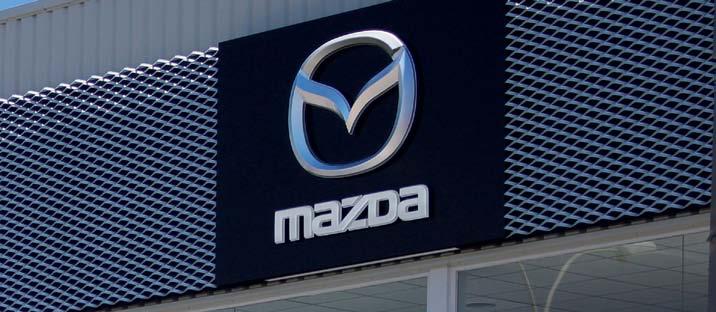 FÜR SIE UND IHREN MAZDA MY-MAZDA-APP Laden Sie die My-Mazda-App herunter. Mit der exklusiv für Mazda-Besitzer konzipierten App haben Sie Zugriff auf wichtige Fahrzeuginformationen.