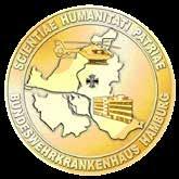 Die Vorderseite der Münze enthält das Verbandsabzeichen des Bundeswehrkrankenhauses (ein weißes Schild mit Schräglinksbalken, das Eiserne Kreuz mit dem Attribut des Äskulapstabes, im