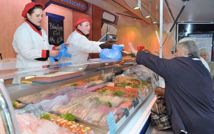 Die Preise für den Frischfisch werden wöchentlich angepasst, bei anderen Warensegmenten wie Räucherfisch oder Marinaden ist das hingegen kaum machbar, sie bleiben meist längere Zeit weitgehend