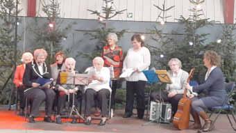den Darbietungen gelauscht: den deutschen Weihnachtsliedern, die mit gesummt und gesungen