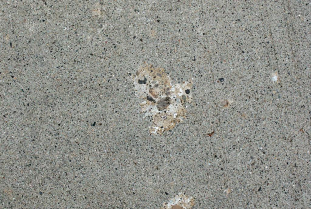 Lokale Abplatzungen, Kantenausbrüche Eine lokale Abplatzung an der Oberfläche, ein sogenannter pop-out, kann in den meisten Fällen auf eine nicht frostbeständige Gesteinskörner zurückgeführt werden.