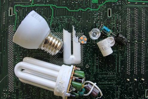 A 5. Seltene Erden und ausgewählte Materialien in einem Flatscreen 5 Recycling und Deponie Recycling-Verfahren für das Wiedergewinnen von Leuchtpulvern sind bekannt (u.a. bei OSRAM) und in Frankreich wurde eine Lampen- bzw.