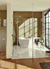 starten kann. Nach dem Schaumbad in der Badewanne kann im großflächigen Duschbereich geduscht werden.