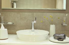 Ein sanftes Oval charakterisiert das Gesicht der Waschtischarmatur und der Bad-Accessoires, die durch ihre brillanten Chromoberflächen effektvoll betont werden.