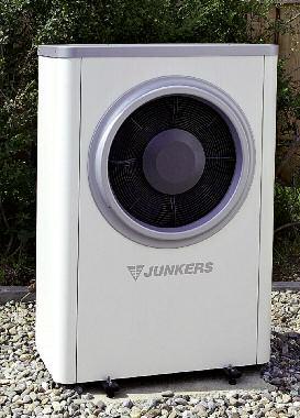 231 Die Junkers-Anlage besteht aus der Luftwärmepumpe Bosch compress 7000, einer solarthermischen Anlage, dem Wärmepumpen-Solarspeicher PSW 1000-5 S-Solar und der Frischwasserstation FWST-2.