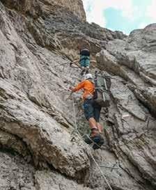 Entlang auf den typischen Felsbändern der Brentagruppe kamen wir zum höchsten Punkt des Steiges. Den hier abzweigenden Weg zum Gipfel des Cima Falkner (2988 m) ließen wir uns nicht entgehen.