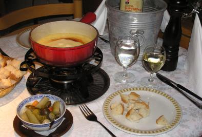 KÄSEFONDUE Cheese Fondue ab 2 Personen / for 2 or more persons Traditionell hausgemachtes Schweizer Käsefondue aus zweierlei Käse mit Weißwein, Kirsch, Knoblauchzehen und groben schwarzen Pfeffer.