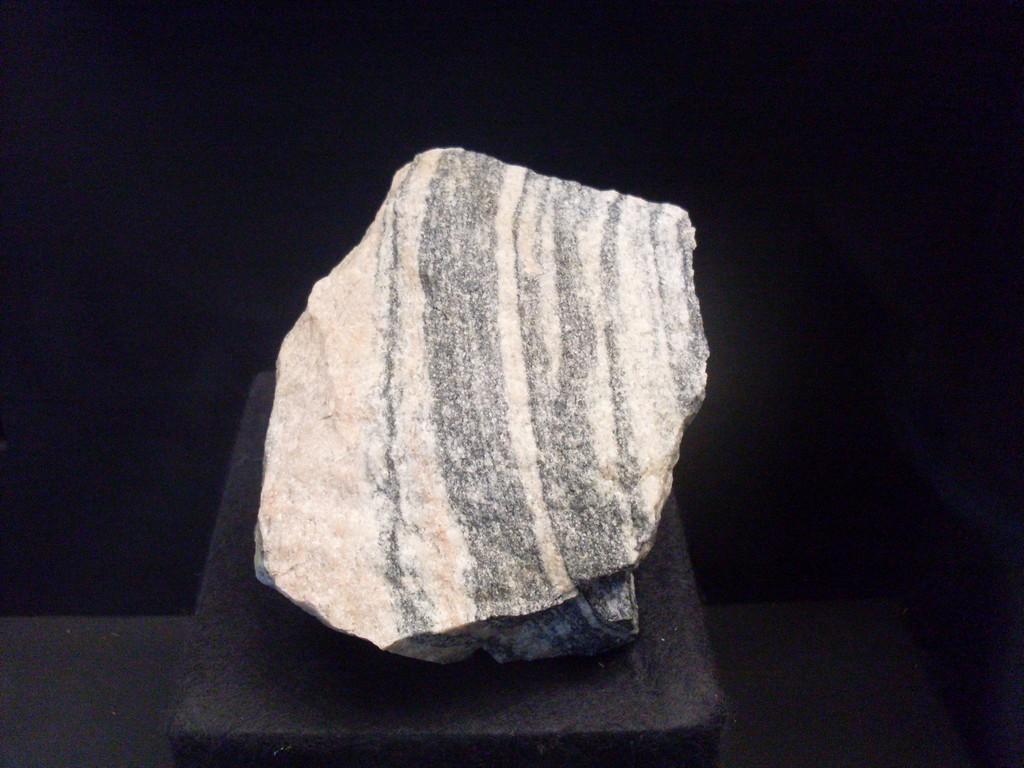 Quelle: Wikipedia, Pedroalexandrade Station 2: 4 Milliarden Jahre vor unserer Zeit Alt und faltig: Die ältesten Gesteine Dabei entsteht auch die erste feste Erdkruste, es bilden sich Meere und die