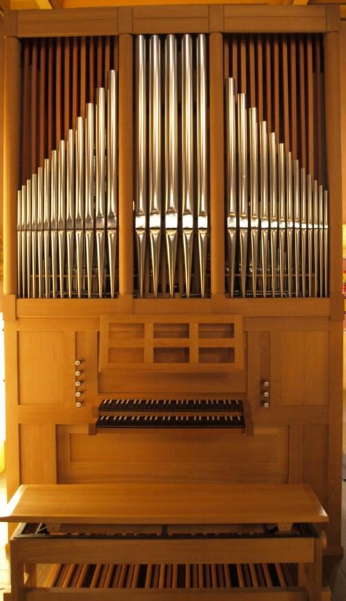 3.. Die Chororgel (2003-2015) Die von Michael Stumpf als opus 1 in den Jahren 2002/03 erbaute Orgel wurde im Juli 2003 offizielle vorgestellt und stand bis 2015 zur Ansicht im Chorraum der