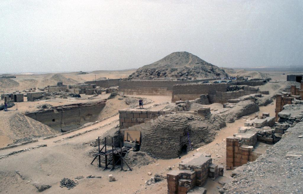 und ca. 1000 m Gänge und Kammern wie beim Grab des Pharao Hetepsechemui.