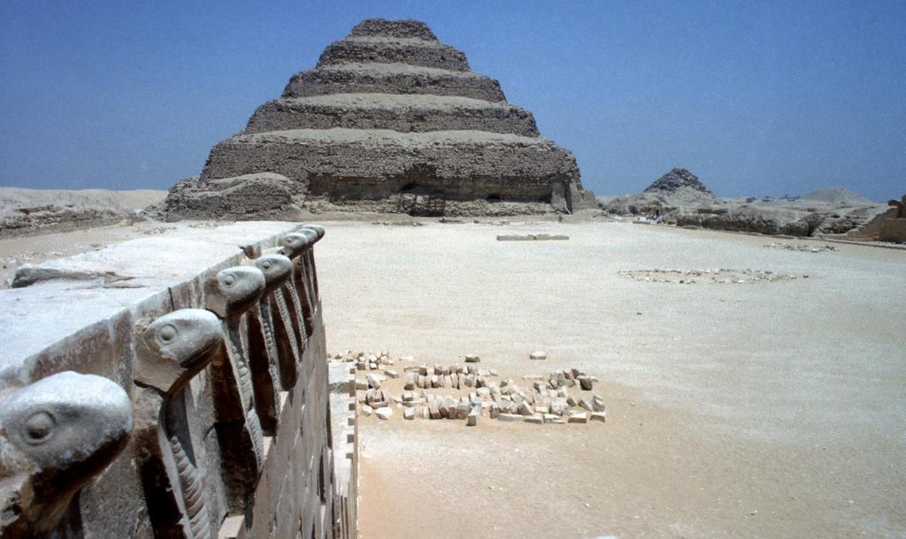 174 Sakkara-Nord: Stufenpyramide des Djoser, Blick aus Südrichtung, im rechten unteren Bereich der Pyramide sieht man die Mastaba-Baustufen und die zwei Pyramiden-Baustufen, vorne links das
