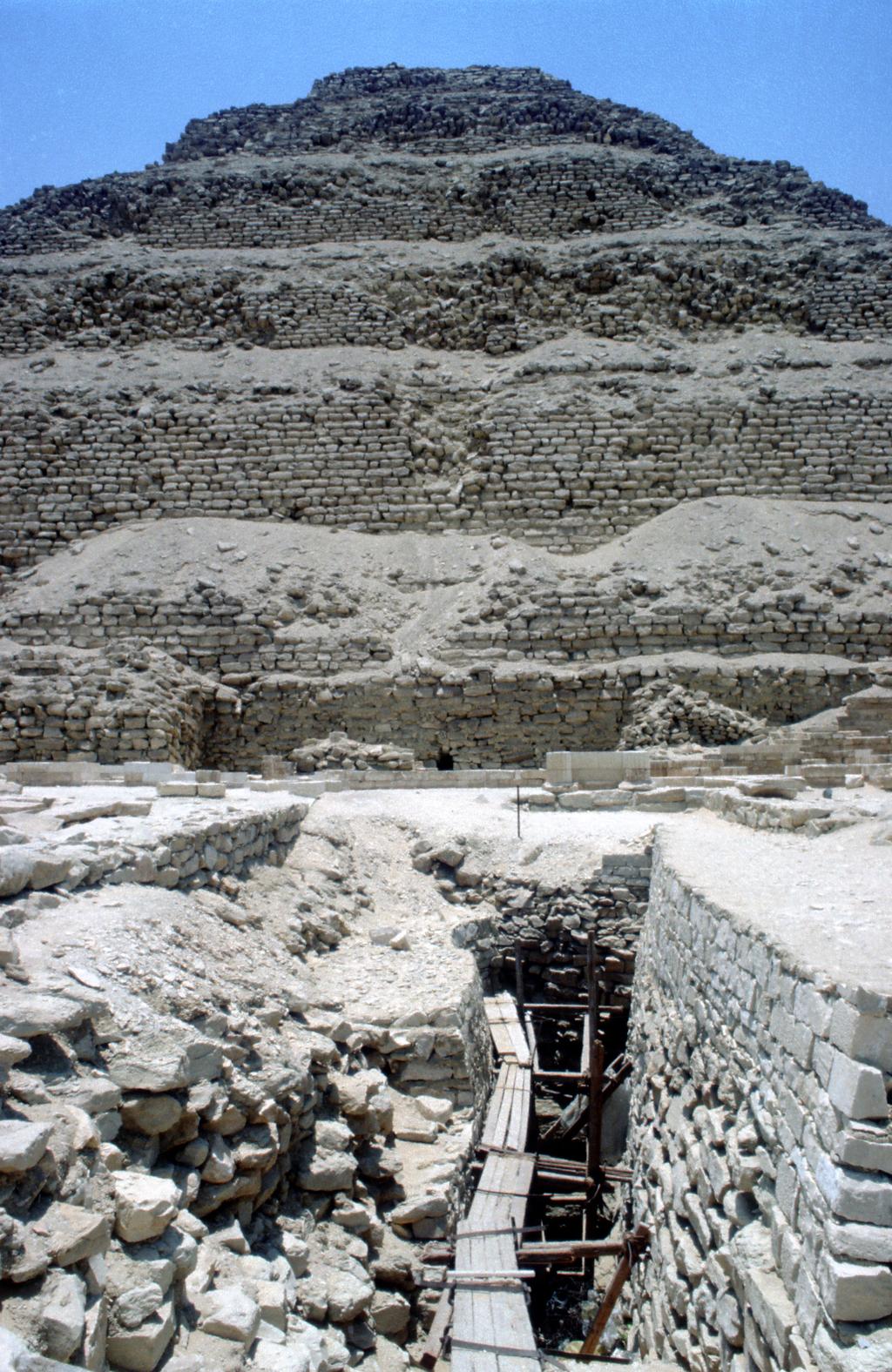 Über 40.000 Steingefäße fand man in den Grabräumen. In den später entstandenen Königslisten erscheint anstelle des Namens Djoser regelmäßig der Name Neterichet.