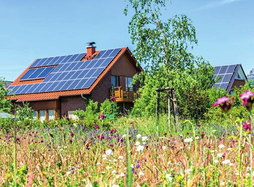 Photovoltaik-(PV)-Anlagen wandeln Sonnenlicht in elektrische Energie um. Sie können auf Dachﬂächen und an Fassaden von Gebäuden angebracht werden.