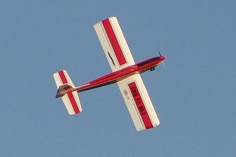 Erstflug: Neuer Versuch mit neutralem Höhenruder. Gas, 3 Meter Rollen, sanftes Ziehen am Höhenruder und schon ist die Kwikfly in der Luft. Die Leistung überrascht schon mit der 12 x 6 Luftschraube.