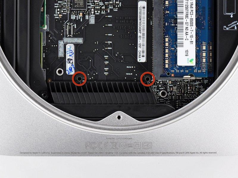 Schritt 17 Zum Entfernen des Logic Boards müssen die beiden zylinderförmigen Stäbe des Mac Mini Logic Board Removal Tools in die mit Rot gekennzeichneten