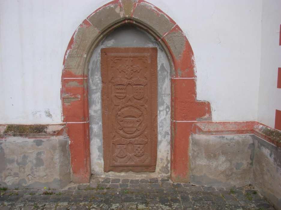 Wahrscheinlich älteste Hochwassermarke der Mosel Standort: Kirche in Zell-Merl (erbaut 13.
