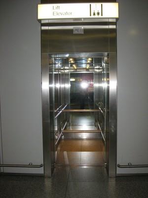 Aufzug Terminal C (Ankunfts-/Abflugbereich) Bedienelemente im Aufzug Aufzug in Terminal C (Verbindung Ankunfts-/ Abflugebene) Aufzug Aufzug hell und