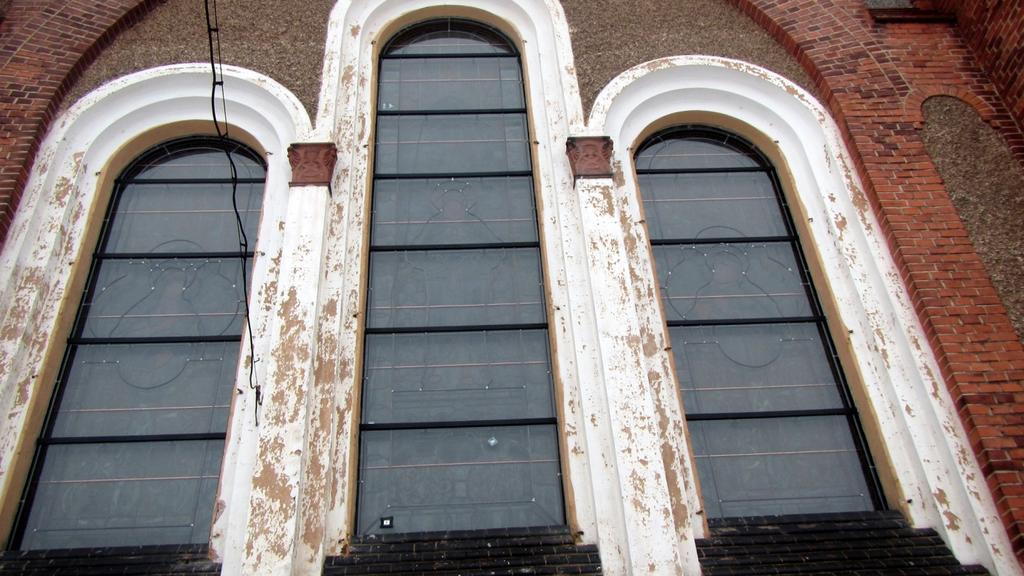 Bild 1: Pfarrkirche Niedersteine; Außenschutzverglasung an den Fenstern niv, nv und nvi In der katholischen Pfarrkirche zu den Schutzengeln in Waldenburg wurden bereits 23 Fenster im Verlauf der
