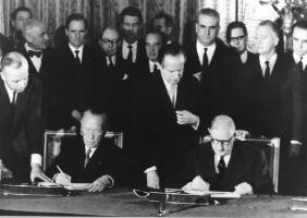 Abschnitt der Berliner Mauer im Jahre 1978 1963 Deutsch-französischer Freundschaftsvertrag Unterzeichnung des Elysee-Vertrags 2.