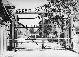 Massengrab im Konzentrationslager Bergen-Belsen Konzentrations- und Vernichtungslager In totalitären Staaten ein Mittel, um