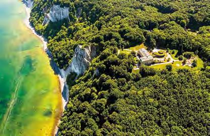 26 27 Nationalpark-Zentrum Königsstuhl Kreideküste erleben Welterbe entdecken Direkt angrenzend an die Rügener Hafenstadt Sassnitz, liegt der Nationalpark Jasmund mit weißer Kreideküste, blauem Meer