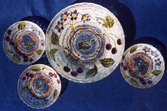 Abb. 2006-4/030 große Schale und drei kleine Schalen mit Kirschen und Kirschenblüten, farbloses Pressglas, bunte Bemalung, H 5,5 cm, D 21 cm und H 2,8 cm, D 12 cm, s.