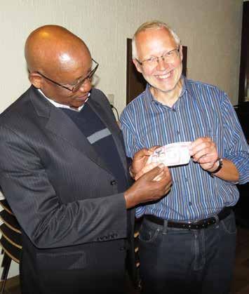 Marius Nicoyizigamiye tauscht mit Friedhelm Leven vom Burundi-Vorstand symbolisch Burundi-Francs gegen Euro Kontinuität ist gesichert alle Vorstandsmitglieder machen weiter Neben dem