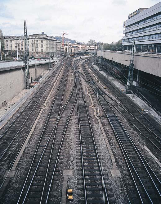 Da die Bahnsteighalle direkt in den Hintergrund hineinführt, musste nur der halbe Bahnhof dargestellt werden: Mit der Einfahrt in die Halle verschwinden die Züge gut getarnt im