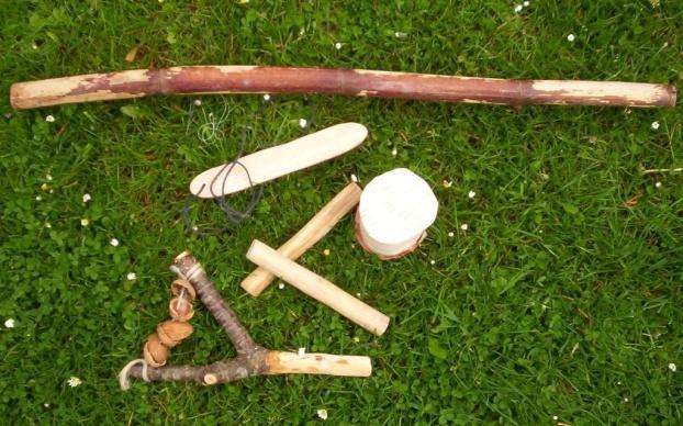 Weitere Angebote EinKlang mit der Natur Schon aus der Altsteinzeit sind einfache Musikinstrumente wie beispielsweise das Schwirrholz nachgewiesen.
