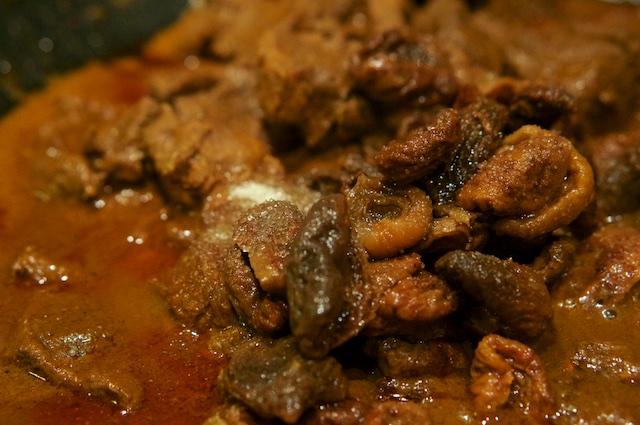Die rotbraune Farbe und der herrliche Duft nach gebratenen Gewürzen machen das Curry absolut appetitlich.