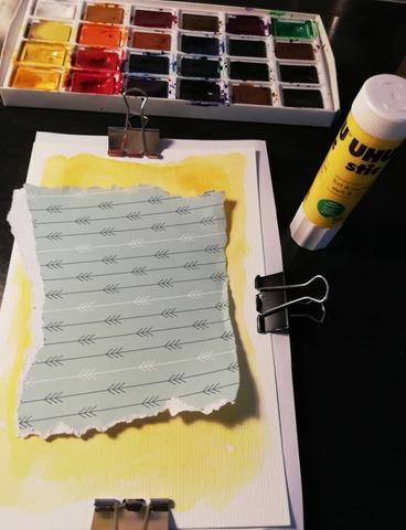 jetzt wird geklebt: Wenn die Farbe gut getrocknet ist, schnapp dir dein Papier, es darf ruhig abgerissene Seiten haben und klebe es mit Uhu